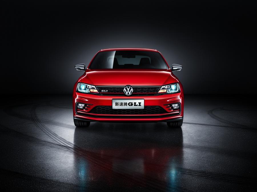  Volkswagen Sagitar GLI 2016 года  (фото 3 из 11)